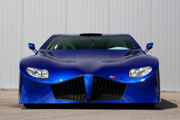 В същото време суперавтомобилът е сериозно развит технически. Под смразяващата &bdquo;кожа&ldquo; от въглеродни влакна има лека и издръжлива пространствена рамка, изработена от авиационен алуминий, окачване с двойни носачи и оригинална трансмисия за задвижване на всички колела, която осигурява до 36% сцепление към предните колела.

Седемлитровият двигател Chevrolet LS7 V8 от Z06 Corvette е почти напълно преработен от швейцарците, те добавят два задвижващи компресора и постигат 900 к.с. и 1050 Нм. Заявено е, че купето със секвенциална шестстепенна скоростна кутия ще може да ускори до 100 км/ч за 2,5 секунди и да достигне над 400 км/ч.